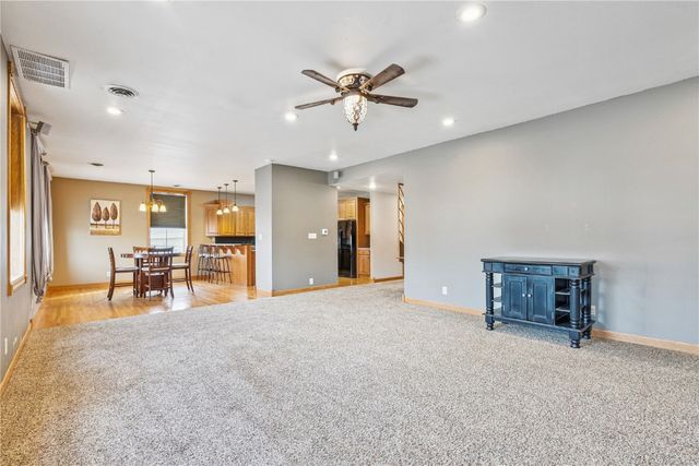 511 1st Ave, Vinton, IA 52349