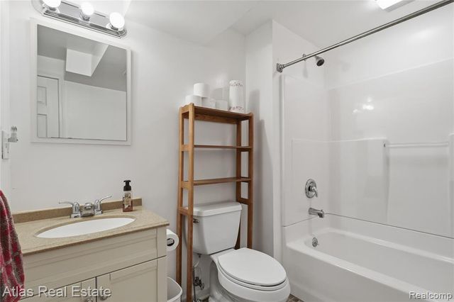 1117 Lake Shore Circle, Grand Blanc, MI 48439