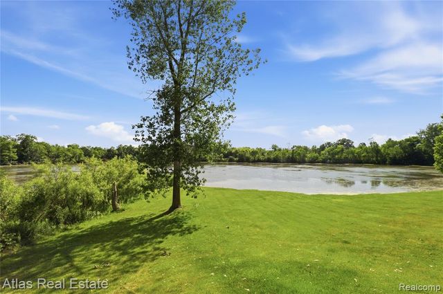 1117 Lake Shore Circle, Grand Blanc, MI 48439