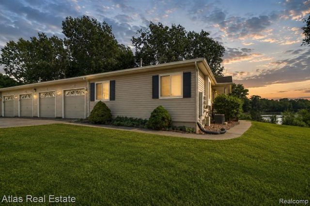 1117 Lake Shore Circle, Grand Blanc, MI 48439