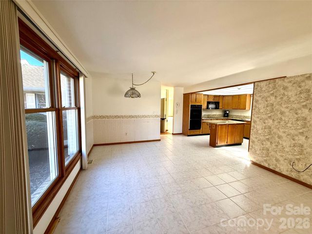 2001 Plum Tree Lane, Hendersonville, NC 28739