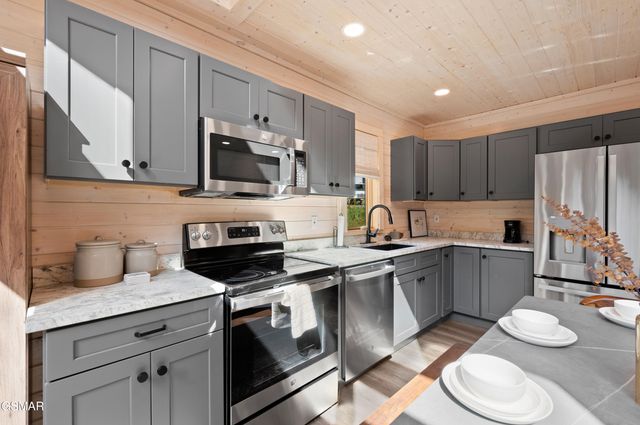 303 Beech Ridge Lane, Gatlinburg, TN 37738