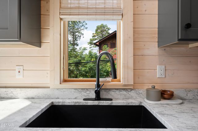 303 Beech Ridge Lane, Gatlinburg, TN 37738