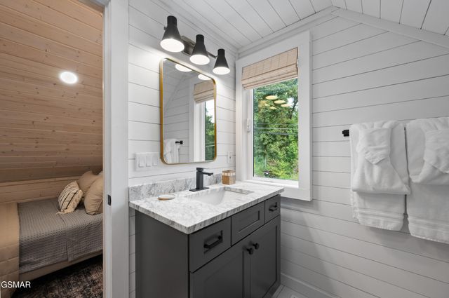 303 Beech Ridge Lane, Gatlinburg, TN 37738