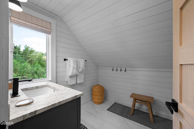 303 Beech Ridge Lane, Gatlinburg, TN 37738