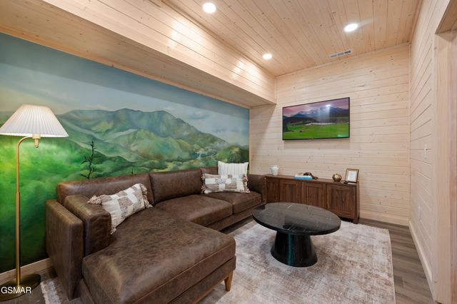 303 Beech Ridge Lane, Gatlinburg, TN 37738