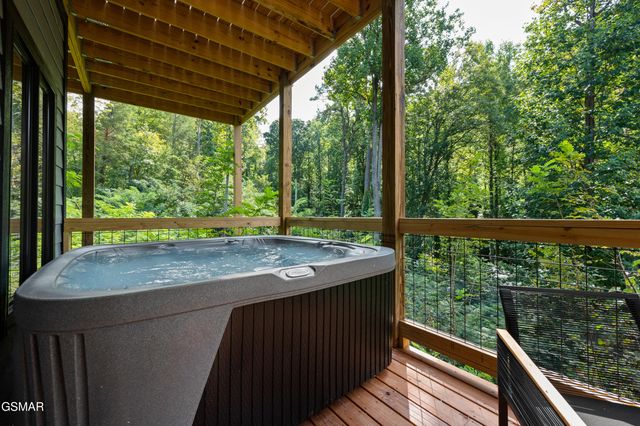 303 Beech Ridge Lane, Gatlinburg, TN 37738