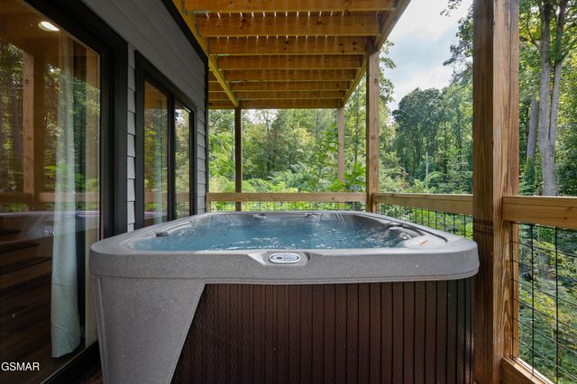 303 Beech Ridge Lane, Gatlinburg, TN 37738