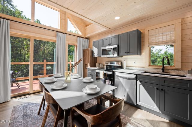 303 Beech Ridge Lane, Gatlinburg, TN 37738