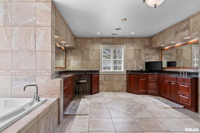 1050 WILLIAMS Boulevard, Springfield, IL 62704