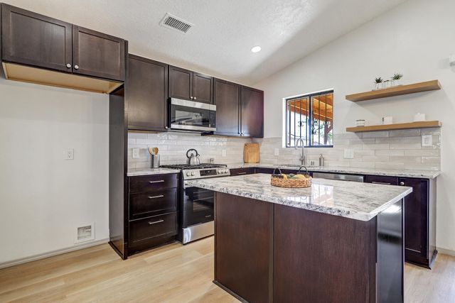 632 Foyt Drive SW, Albuquerque, NM 87121