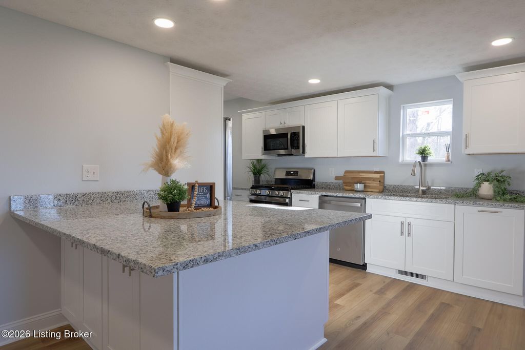 8909 Independence School Rd, Louisville, KY 40228