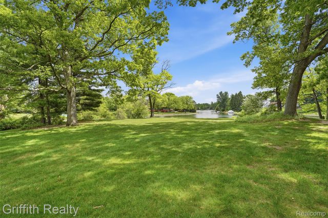 10646 Kenicott Trail, Brighton Township, MI 48114