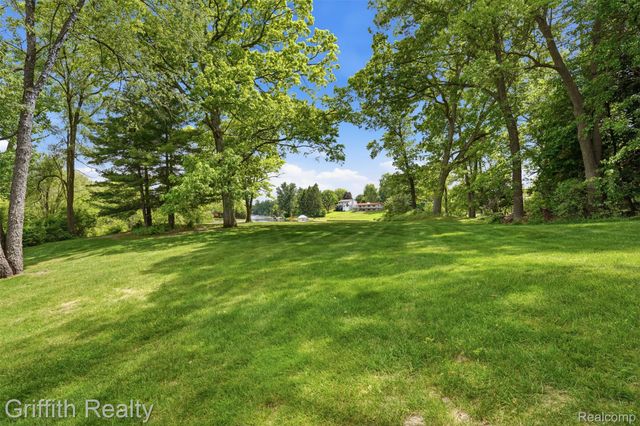 10646 Kenicott Trail, Brighton Township, MI 48114