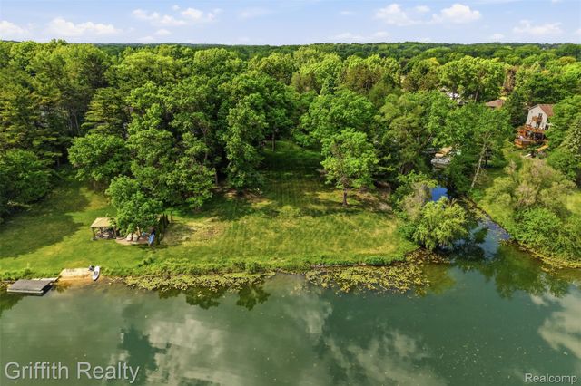10646 Kenicott Trail, Brighton Township, MI 48114