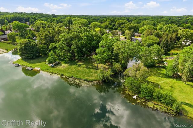 10646 Kenicott Trail, Brighton Township, MI 48114