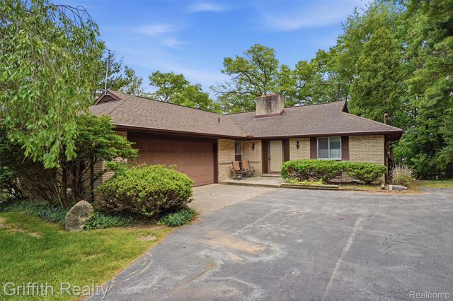 10646 Kenicott Trail, Brighton Township, MI 48114