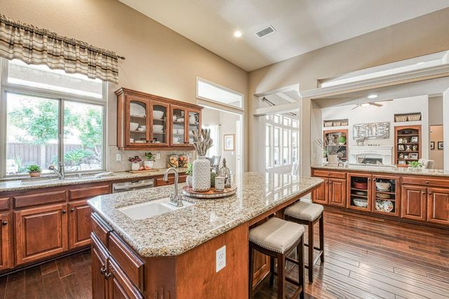 526 W Powers, Clovis, CA 93619