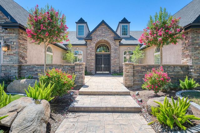 526 W Powers, Clovis, CA 93619