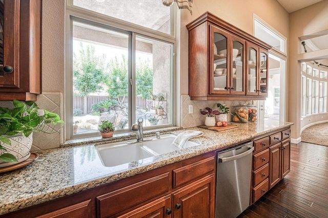 526 W Powers, Clovis, CA 93619