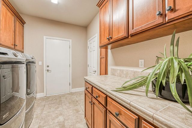 526 W Powers, Clovis, CA 93619