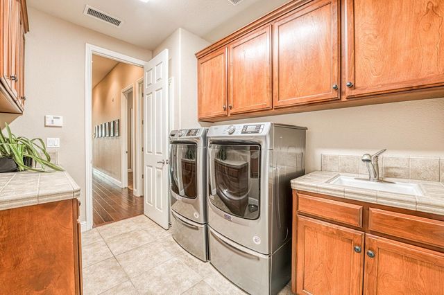 526 W Powers, Clovis, CA 93619