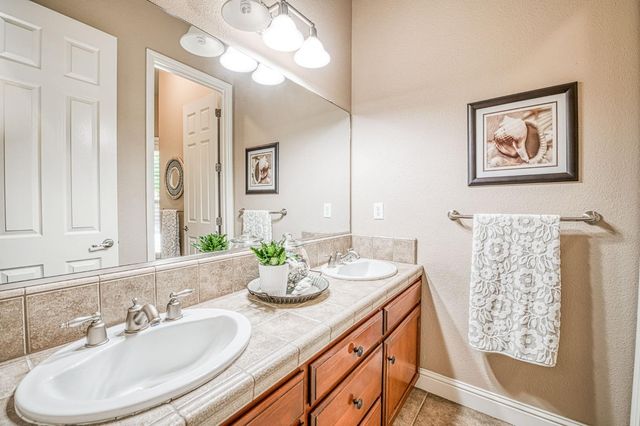 526 W Powers, Clovis, CA 93619