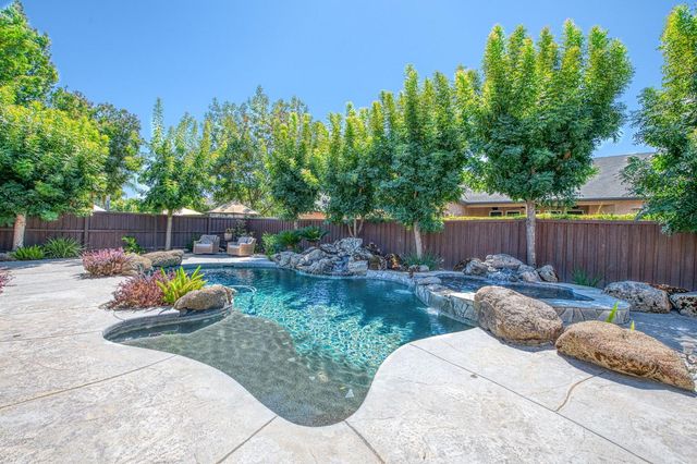 526 W Powers, Clovis, CA 93619