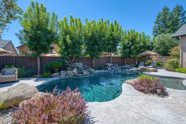 526 W Powers, Clovis, CA 93619