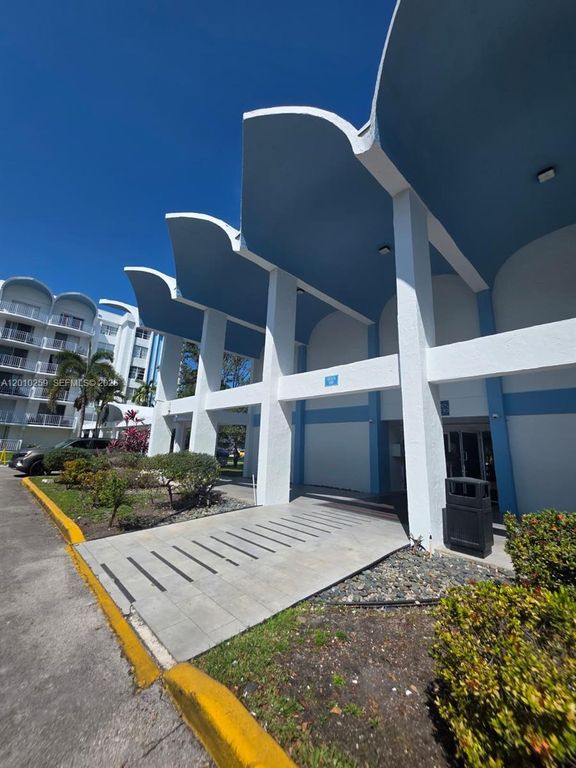 496 NW 165th St Rd D-210, Miami, FL 33169