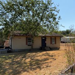 620 Us Highway 87, Stockdale, TX 78160
