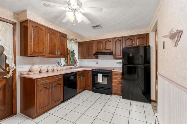 49 Lake St, Shrewsbury, MA 01545