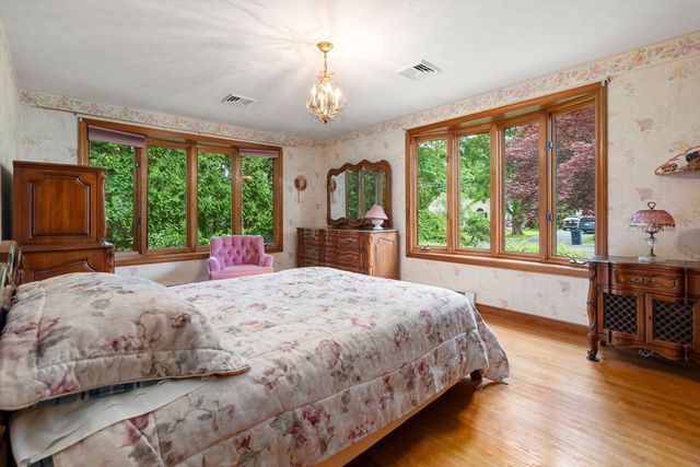 49 Lake St, Shrewsbury, MA 01545