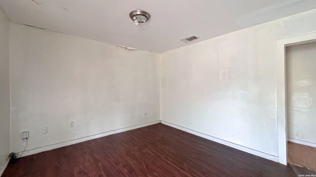 2906 El Paso, San Antonio, TX 78207