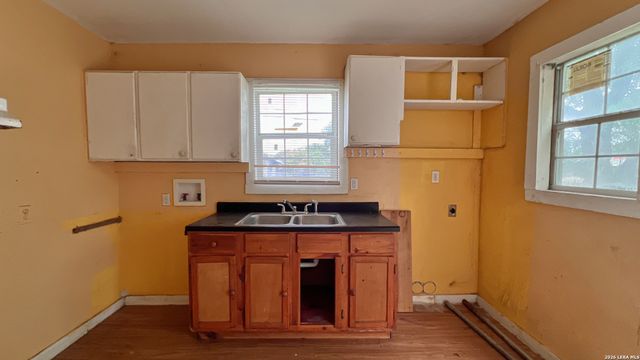 2906 El Paso, San Antonio, TX 78207