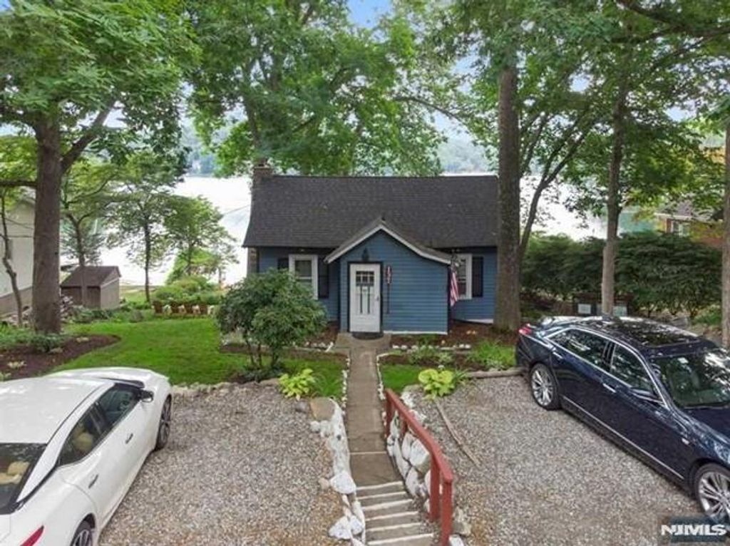 137 Lakeview Avenue, Ringwood, NJ 07456