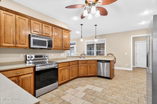 1945 W Creston Rd, Crossville, TN 38571