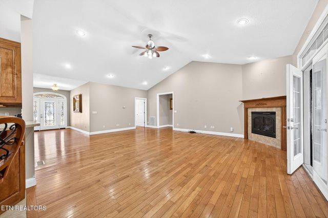 1945 W Creston Rd, Crossville, TN 38571