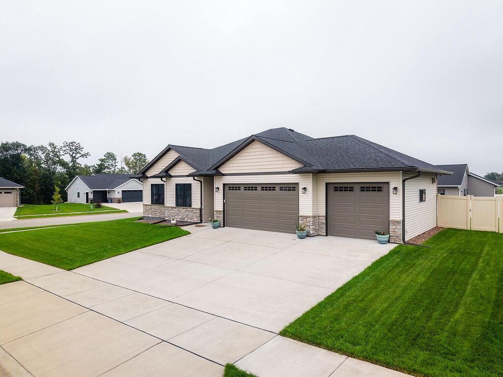 618 Silver DRIVE, Holmen, WI 54636