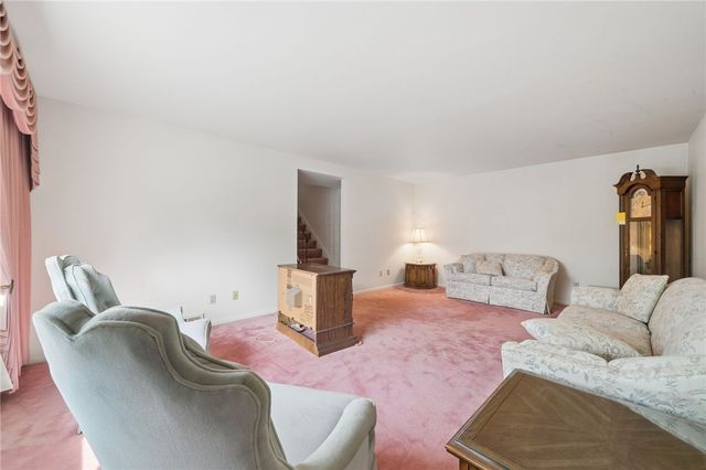 9109 Pine St, Plum Boro, PA 15239
