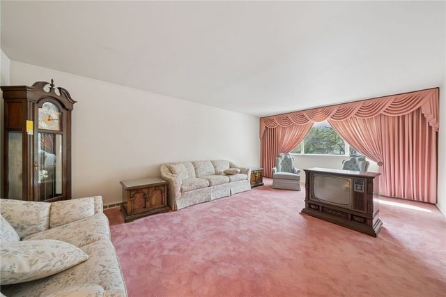 9109 Pine St, Plum Boro, PA 15239