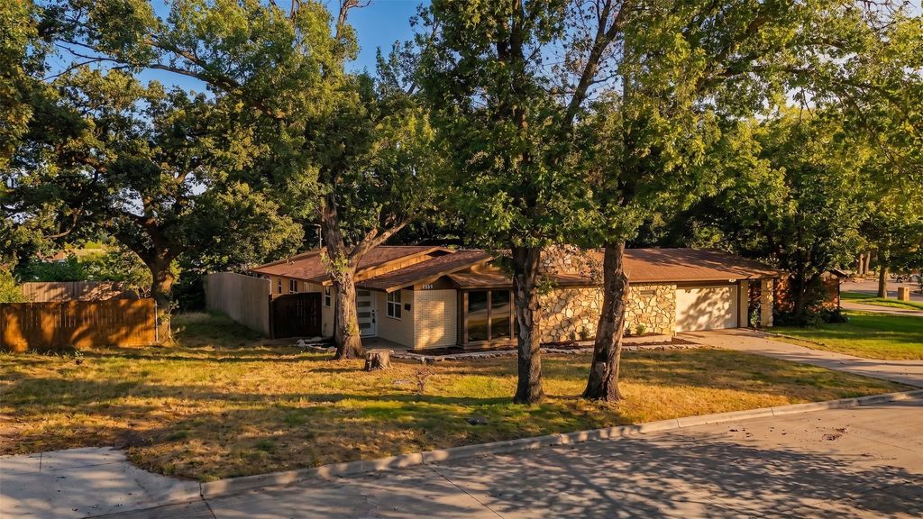 5144 Jennings Drive, North Richland Hills, TX 76180 — photo 2