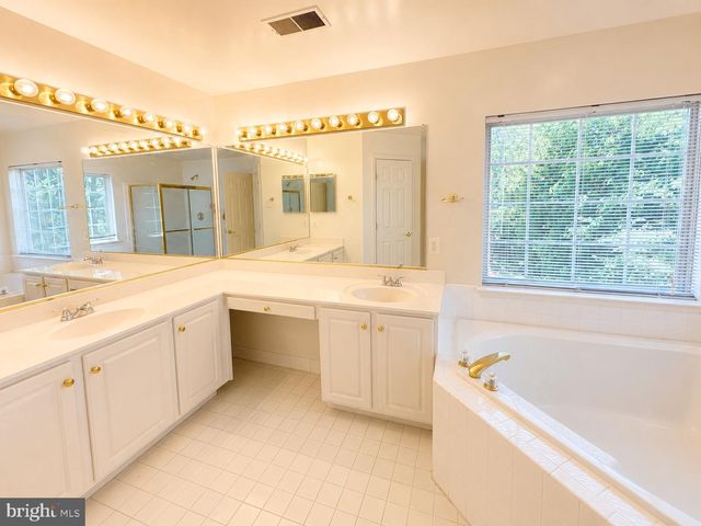 8646 ROYAL WORCESTER LN, Fairfax, VA 22031