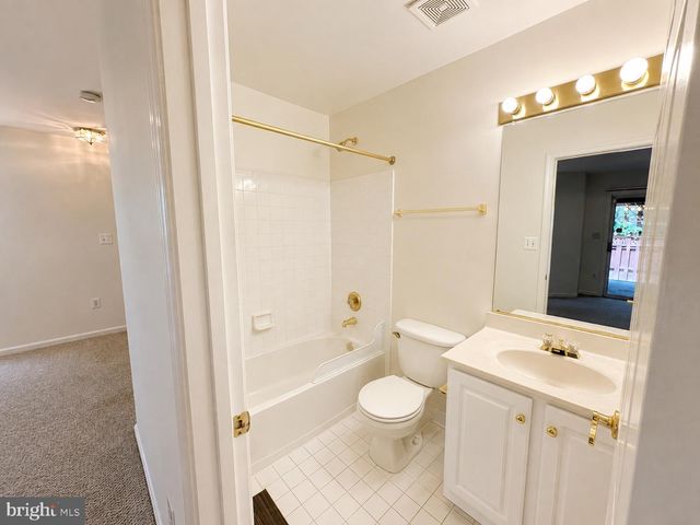 8646 ROYAL WORCESTER LN, Fairfax, VA 22031