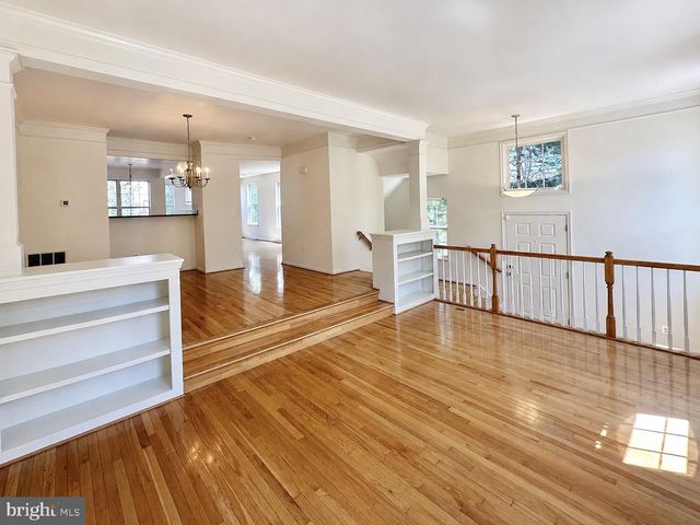 8646 ROYAL WORCESTER LN, Fairfax, VA 22031