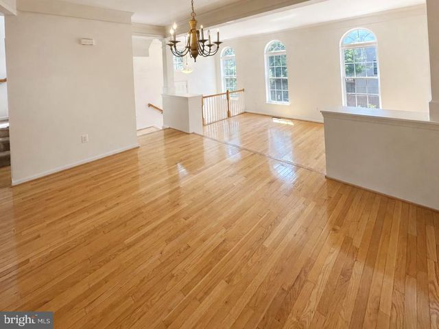 8646 ROYAL WORCESTER LN, Fairfax, VA 22031