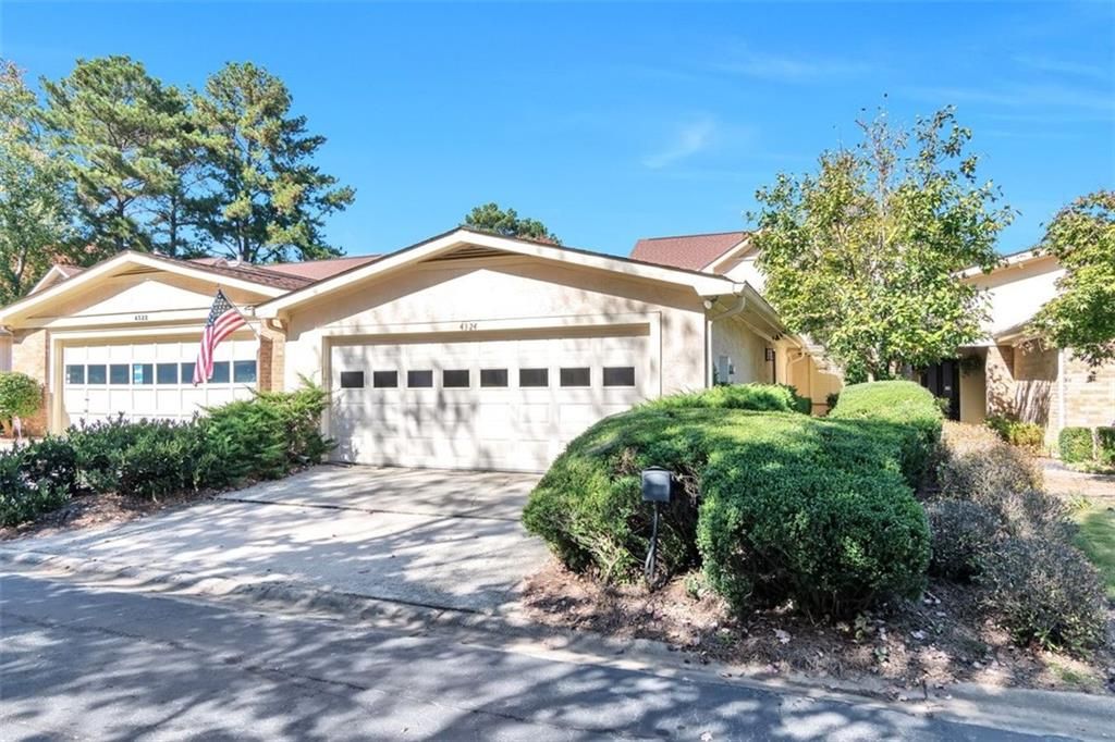 4324 VILLAGE OAKS Lane, Dunwoody, GA 30338