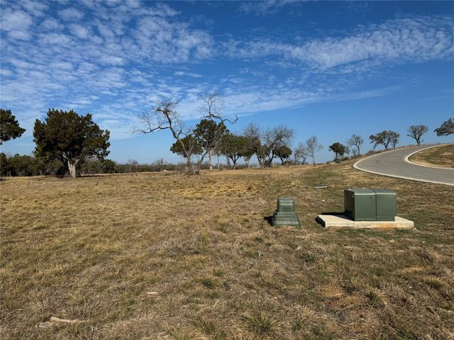 41 Hawthorne LN, Spicewood, TX 78669