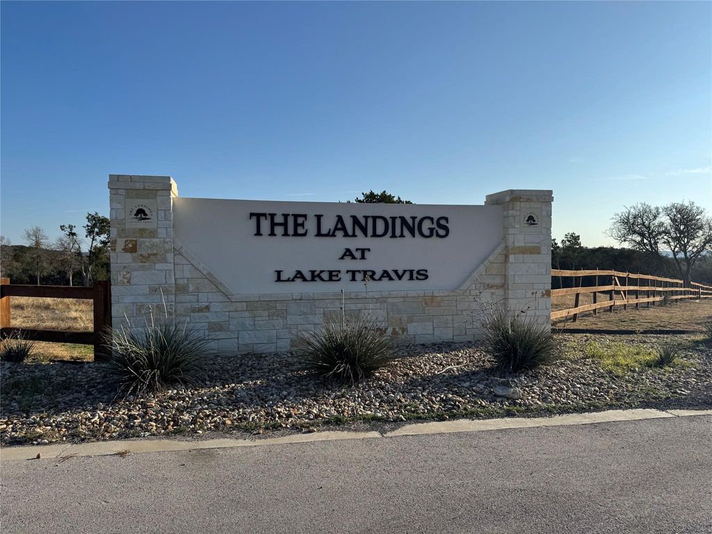 41 Hawthorne LN, Spicewood, TX 78669