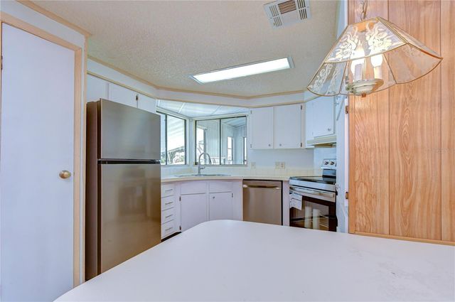 6055 CRESTVIEW LANE, Zephyrhills, FL 33542